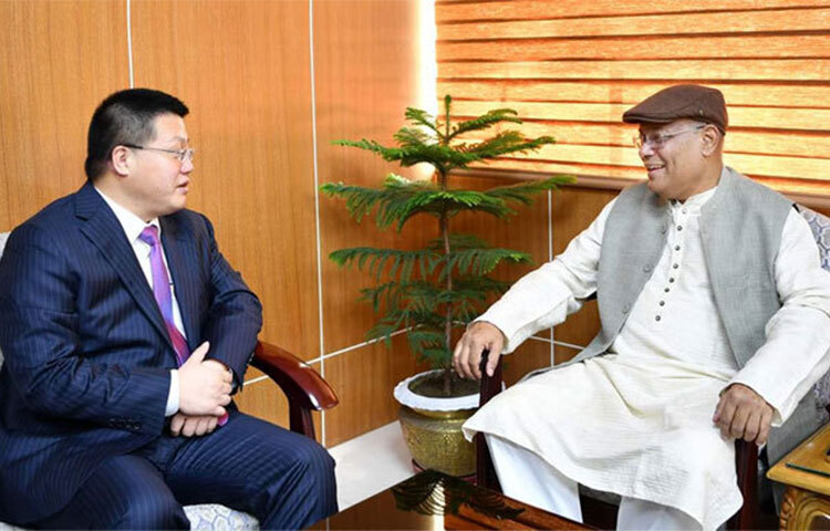 চীন কখনও বাংলাদেশের রাজনীতি নিয়ে মাথা ঘামায়নি, ভবিষ্যতেও ঘামাতে চায় না বলে মন্তব্য করেছেন তথ্য ও সম্প্রচারমন্ত্রী এবং আওয়ামী লীগের যুগ্ম সাধারণ সম্পাদক ড. হাছান মাহমুদ। আজ দুপুরে সচিবালয়ে চীনের রাষ্ট্রদূত ইয়াও ওয়েনের সঙ্গে সাক্ষাৎ শেষে তিনি সাংবাদিকদের এ কথা জানান। ছবি: জাগো নিউজ