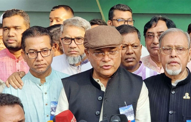 ৭ মার্চের শপথ স্বাধীনতাবিরোধী অপশক্তির বিরুদ্ধে ঐক্যবদ্ধ প্রতিরোধ বলে মন্তব্য করেছেন তথ্যমন্ত্রী ও আওয়ামী লীগের যুগ্ম সাধারণ সম্পাদক ড. হাছান মাহমুদ। আজ সকালে ঐতিহাসিক ৭ মার্চ উপলক্ষে রাজধানীর ধানমন্ডি ৩২ নম্বরে বঙ্গবন্ধুর প্রতিকৃতিতে শ্রদ্ধা নিবেদন শেষে তিনি সাংবাদিকদের এ কথা বলেন। ছবি: জাগো নিউজ