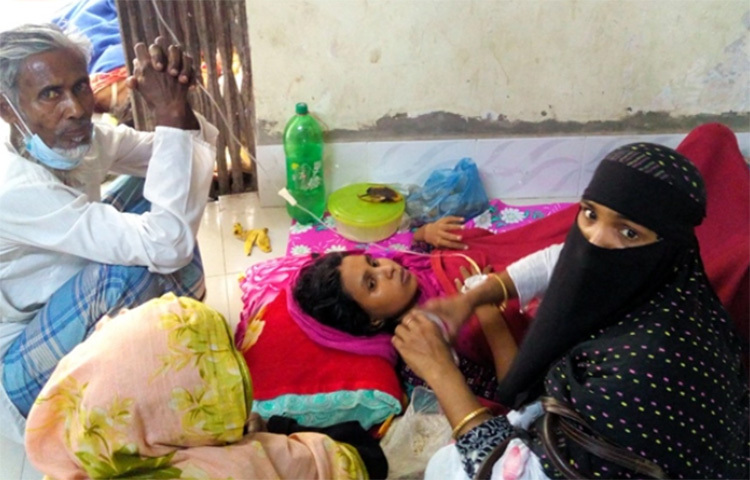 তীব্র গরমে ঝালকাঠিতে ডায়রিয়ার প্রকোপ মারাত্মক আকারে বেড়েছে। গত এক সপ্তাহ ধরে জেলার চার উপজেলায় দুশতাধিক রোগী ডায়রিয়ায় আক্রান্ত হয়ে চিকিৎসা নিয়েছেন। আক্রান্তদের বেশিরভাগই নারী, শিশু ও বয়স্ক। ছবি: আতিকুর রহমান