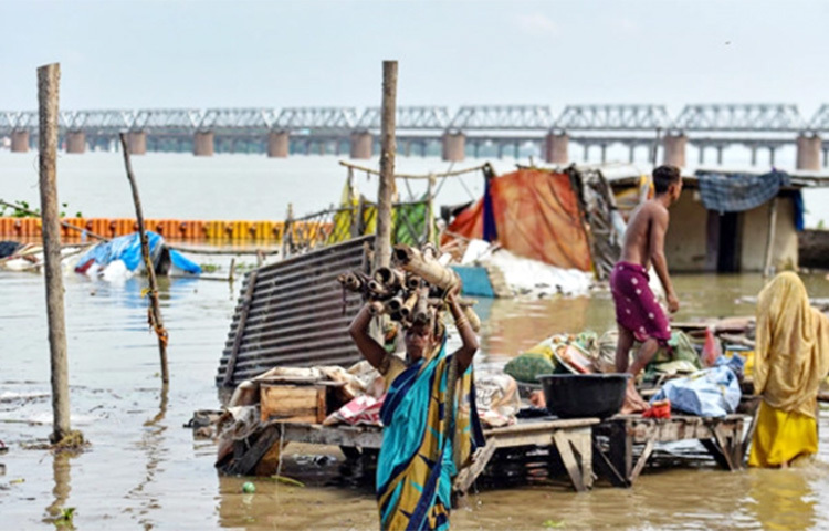 ভারত ও শ্রীলঙ্কায় ভারি বৃষ্টিতে কমপক্ষে ৪১ জন প্রাণ হারিয়েছে। স্থানীয় কর্তৃপক্ষ জানিযয়েছে, আগামী কয়েকদিনের মধ্যে বৃষ্টি কিছুটা কমতে পারে। আজ বার্তা সংস্থা রয়টার্সের এক প্রতিবেদনে এ তথ্য জানানো হয়। ছবি: সংগৃহীত