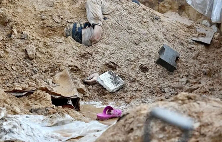 ইউক্রেনের মারিউপোল শহরের কাউন্সিল টেলিগ্রামে একটি ভিডিও পোস্ট করেছে। সেখানে একটি গণকবর দেখানো হয়েছে এবং বলা হয়েছে, শত শত বেসামরিক নাগরিক রুশ বাহিনীর হাতে নিহত হয়েছে। তাদের সেখানে মাটি চাপা দেওয়া হয়েছে। ছবি: সংগৃহীত