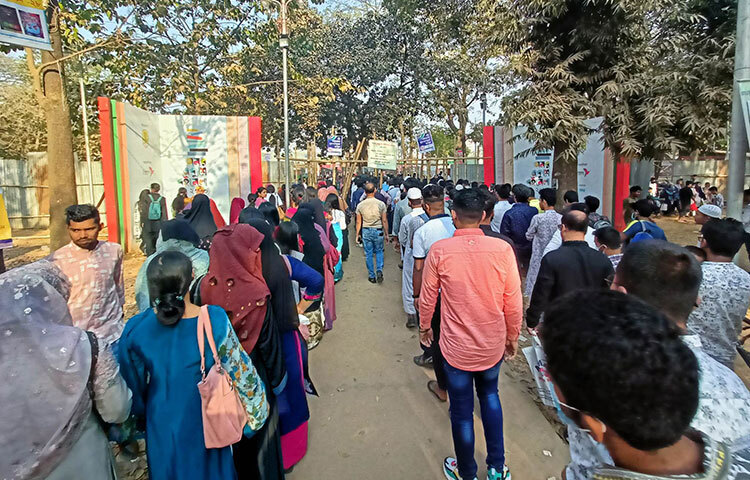 আজ অমর একুশের বইমেলার শেষ দিন। আজও মেলায় প্রবেশের জন্য গেটে দীর্ঘ লাইন দেখা গেছে। ছবি: মাহবুব আলম