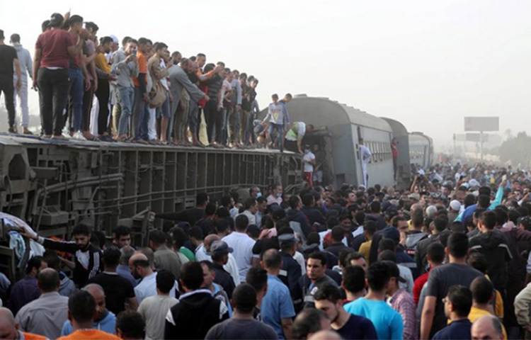 মিসরে একটি ট্রেন লাইনচ্যুত হয়ে কমপক্ষে ১১ জন নিহত এবং ৯৮ জন আহত হয়েছেন। রোববার দেশটির রাজধানী কায়রোর উত্তরে কালিউবিয়া প্রদেশে এ দুর্ঘটনা ঘটে। মিসরীয় স্বাস্থ্য মন্ত্রণালয় এ তথ্য নিশ্চিত করেছে। ছবি: সংগৃহীত