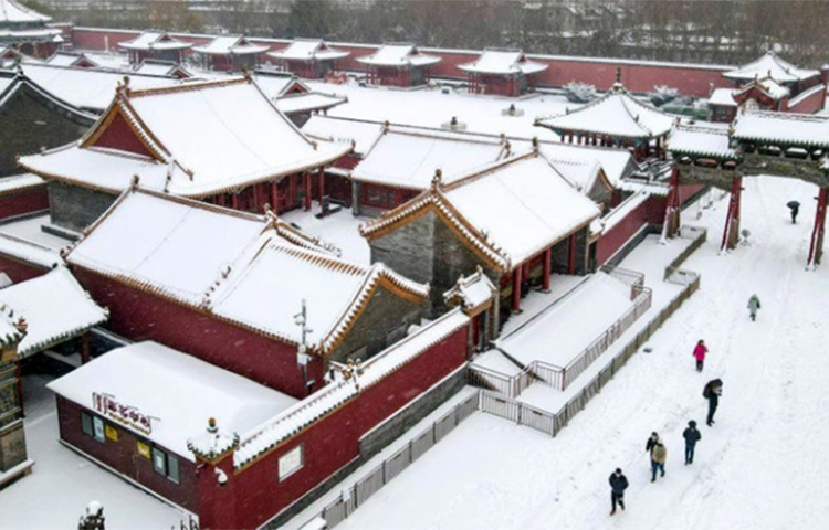 উত্তর-পূর্ব চীনের কিছু অংশে ভারি তুষারপাত শুরু হয়েছে। চলতি বছর দেশটিতে যে পরিমাণ তুষারপাত হয়েছে তা গত ১১৬ বছরের মধ্যে সর্বোচ্চ। তবে বছরের শুরুতেই দেশটিতে তীব্র বিদ্যুৎ বিভ্রাটের ফলে ক্ষতিগ্রস্ত এলাকায় তুষারপাতের মধ্যে ঘরবাড়ি উষ্ণ রাখার বিষয়টি উদ্বেগ বাড়াচ্ছে। ছবি: সংগৃহীত