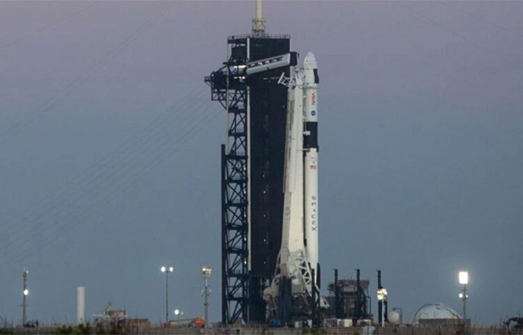 আন্তর্জাতিক মহাকাশ স্টেশনে ক্রুবাহী রকেট পাঠানো স্থগিত করেছে স্পেসএক্স ও নাসা। একটি ত্রুটি শনাক্ত হওয়ায় একদম শেষ মুহূর্তে রকেটটি উৎক্ষেপণ বন্ধ করা হয়। ছবি: সংগৃহীত