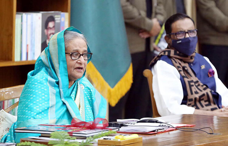 দুর্নীতি নিয়ে যারা কথা বলেন, তাদের অনেকে নিজেরাই দুর্নীতিগ্রস্ত। আজ সকালে গণভবনে আওয়ামী লীগের কেন্দ্রীয় কার্যনির্বাহী সংসদ ও উপদেষ্টা পরিষদের যৌথসভায় এ মন্তব্য করেছেন প্রধানমন্ত্রী শেখ হাসিনা। ছবি: ইয়াসিন কবির জয়