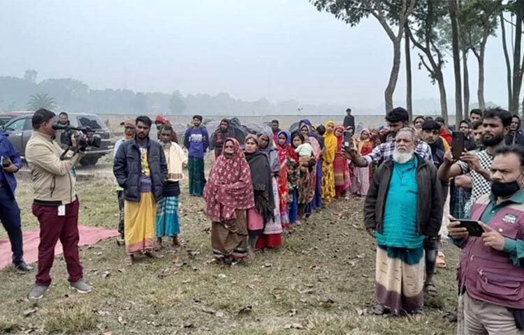 নটরডেম কলেজের এইচএসসি-১৯৯২ ব্যাচের বন্ধুদের সংগঠন হোড (হিউম্যানিটারিয়ান অর্গানাইজেশন ফর ওল্ড অ্যান্ড ডিস্ট্রেসড) এর আয়োজনে ফরিদপুরে শীতবস্ত্র কম্বল বিতরণ করা হয়েছে। আজ সকাল ৯টার দিকে ফরিদপুর সদর উপজেলার মারকাজ মসজিদ ও মাদরাসা প্রাঙ্গণ, শহরের রাজবাড়ির রাস্তার মোড় বেদে পল্লিতে, কানাইপুরের করিমপুর এলাকায় এ কম্বল বিতরণ করা হয়। ছবি: এন কে বি নয়ন