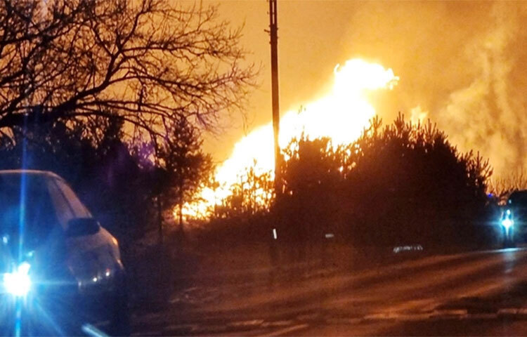 লিথুয়ানিয়া ও লাটভিয়া সীমান্ত লাগোয়া একটি গ্যাস পাইপলাইনে ভয়াবহ বিস্ফোরণের ঘটনা ঘটেছে। শুক্রবার বিকালে লাটভিয়া সীমান্তবর্তী পাসভ্যালিস অঞ্চলে এ দুর্ঘটনা ঘটে। স্থানীয় গণমাধ্যমে প্রকাশিত ছবিতে দেখা যায়, বিস্ফোরণের পর আশপাশের এলাকা আলোকিত হয়ে যায়। যদিও সংশ্লিষ্ট কর্মকর্তারা জানিয়েছেন এতে কোনো হতাহতের খবর পাওয়া যায়নি। ছবি: সংগৃহীত