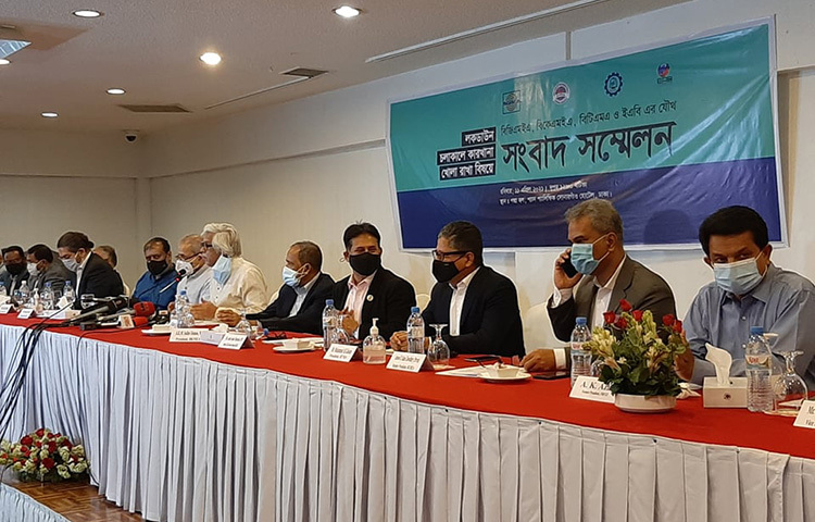 রফতানিমুখী তৈরি পোশাকখাতসহ বস্ত্রখাতের অন্যান্য সহযোগী শিল্পসমূহকে লকডাউনের আওতামুক্ত রাখার দাবি জানিয়েছেন এ খাতের শিল্পোদ্যোক্তারা। আজ দুপুরে রাজধানীর হোটেল সোনারগাঁওয়ে পোশাকখাতের বর্তমান অবস্থা নিয়ে বিজিএমইএ, বিকেএমইএ, বিটিএমইএ ও ইএবি’র যৌথ সংবাদ সম্মেলনে এ কথা জানানো হয়। ছবি: জাগো নিউজ