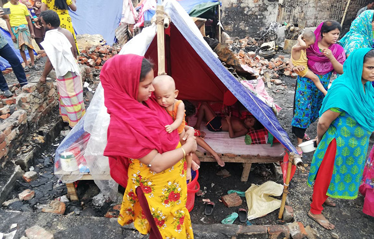 গতকাল রাজধানীর মহাখালীর সাততলা বস্তিতে অগ্নিকাণ্ডের পর গৃহহীন মানুষে এভাবে তাঁবুর নিচে দিন কাটাচ্ছেন। ছবি: মাহবুব আলম