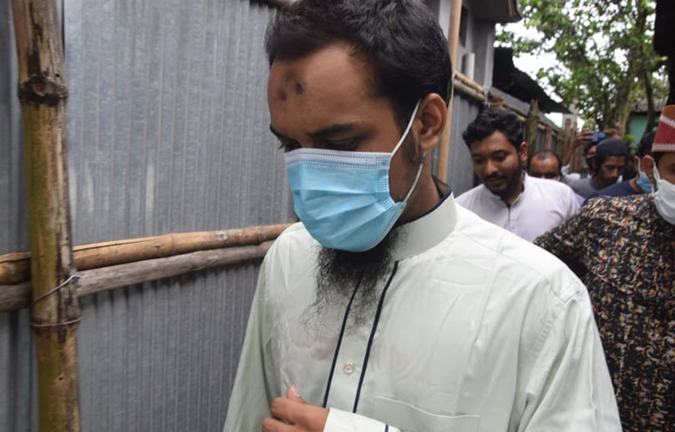 প্রায় সপ্তাহখানেক নিখোঁজ থাকার পর সন্ধান মিলেছে আলোচিত বক্তা আবু ত্ব-হা মুহাম্মদ আদনানের। আজ তাকে রংপুুুর নগরের আবহাওয়া অফিস সংলগ্ন মাস্টার পাড়ার শ্বশুরবাড়ি থেকে থানায় নিয়ে যায় পুলিশ। ছবি: জাগো নিউজ