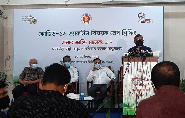 স্কুল-কলেজের শিক্ষার্থীদের শিগগিরই ফাইজার ও মডার্নার টিকা দেওয়া হবে বলে জানিয়েছেন স্বাস্থ্যমন্ত্রী জাহিদ মালেক। আজ মহাখালীর বাংলাদেশ কলেজ অব ফিজিশিয়ান অ্যান্ড সার্জনসে কোভিড-১৯ ভ্যাকসিন ও সমসাময়িক বিষয়ে এক সংবাদ সম্মেলনে এসব কথা বলেন মন্ত্রী। ছবি: জাগো নিউজ