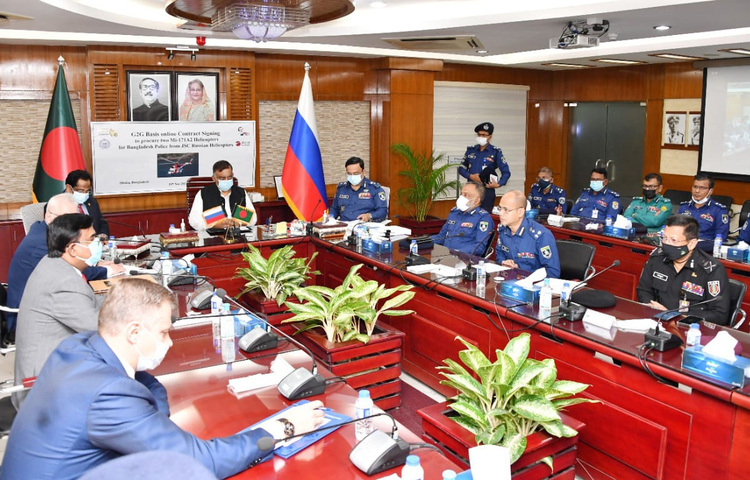 বাংলাদেশ পুলিশের সক্ষমতা ও দক্ষতা আরও বাড়ানোর লক্ষ্যে জেএসসি রাশিয়ান হেলিকপ্টার্স থেকে দুটি এমআই-১৭১এ২ হেলিকপ্টার কেনার জন্য চুক্তি স্বাক্ষর হয়েছে। আজ বাংলাদেশ পুলিশের মহাপরিদর্শক ড. বেনজীর আহমেদ ও রাশিয়ান হেলিকপ্টার্সের মহাপরিচালক অ্যান্ড্রি বোজিনস্ক্রি ভার্চুয়ালি নিজ নিজ প্রতিষ্ঠানের পক্ষে চুক্তিতে স্বাক্ষর করেন। ছবি: জাগো নিউজ