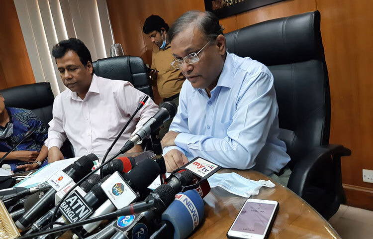 ক্ষমতাসীন দল ও সরকার দুর্নীতি করছে দাবি করে তা তদন্তে দুর্নীতি দমন কমিশনে (দুদক) বিএনপির চিঠি দেওয়ার বিষয়ে তথ্য ও সম্প্রচার মন্ত্রী ড. হাছান মাহমুদ বলেছেন, ‘তারা সত্যিকার অর্থে একটু নাটক করতে গেছেন।’ আজ ‘পিআইবি-সোহেল সামাদ স্মৃতি পুরস্কার-২০২০’ বিতরণ অনুষ্ঠানে সাংবাদিকদের প্রশ্নের জবাবে মন্ত্রী এ কথা বলেন। ছবি: সংগৃহীত