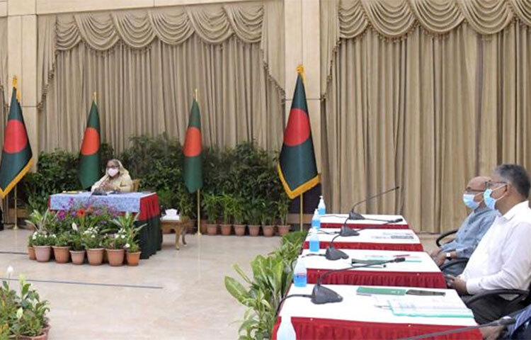 বাংলাদেশের অর্থনীতির যে অবস্থা তাতে শঙ্কার কিছু নেই। সব সূচকে শ্রীলঙ্কা ও পাকিস্তানের চেয়ে এগিয়ে বাংলাদেশ। আজ দুপুরে এক সংবাদ সম্মেলনে এ কথা বলেন সরকারের ঊর্ধ্বতন কর্মকর্তারা। এর আগে সকালে গণভবনে প্রধানমন্ত্রী শেখ হাসিনার সঙ্গে বৈঠক করে রাজস্ব ও অর্থ বিভাগ। ছবি: জাগো নিউজ