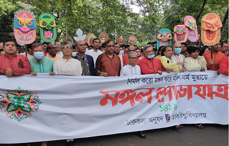 পহেলা বৈশাখকে বরণ করতে দুই বছর পর মঙ্গল শোভাযাত্রা অনুষ্ঠিত হয়েছে। ঢাকা বিশ্ববিদ্যালয়ের ছাত্র-শিক্ষক কেন্দ্র (টিএসসি) হতে উপাচার্যের বাসভবন পর্যন্ত এ শোভাযাত্রা শেষ হয়। ছবি: বিপ্লব দিক্ষিৎ