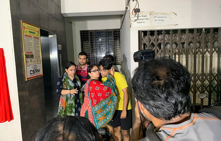 রাজধানীর কলাবাগানের তেঁতুলতলা মাঠে ভবন নির্মাণের প্রতিবাদে ফেসবুক লাইভ করায় কলাবাগান মাঠ রক্ষা আন্দোলনের প্রধান সমন্বয়ক সৈয়দা রত্না ও তার ছেলে ঈসা আব্দুল্লাহকে আটক করা হয়। আটকের দীর্ঘ ১২ ঘণ্টা পর রোববার দিবাগত মধ্যরাতে তাদেরকে পরিবারের জিম্মায় ছেড়ে দিয়েছে পুলিশ। ছবি: জাগো নিউজ