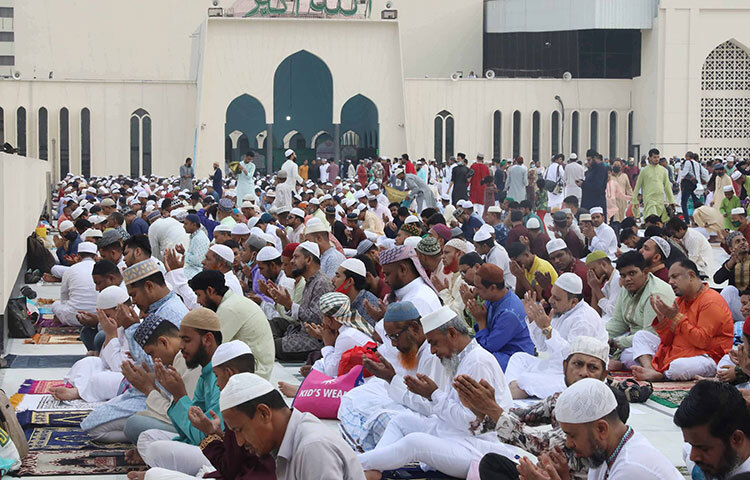 আজ জাতীয় মসজিদ বায়তুল মোকাররমে ঈদের নামাজ শেষে মুসল্লিরা মোনাজাতে অংশ নেন। ছবি: বিপ্লব দিক্ষিৎ