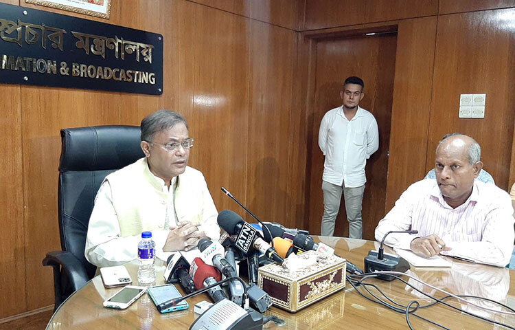 পদ্মা সেতু ইস্যুতে ইউনূস সেন্টারের দেওয়া ব্যাখ্যা ‘শাক দিয়ে মাছ ঢাকার মতো’ বলে মন্তব্য করেছেন তথ্য ও সম্প্রচারমন্ত্রী এবং আওয়ামী লীগের যুগ্ম সাধারণ সম্পাদক ড. হাছান মাহমুদ। আজ দুপুর সাড়ে ১২টায় মন্ত্রণালয়ের সভাকক্ষে সমসাময়িক বিষয়ে সাংবাদিকদের সঙ্গে মতবিনিময়কালে তিনি এ মন্তব্য করেন। ছবি: জাগো নিউজ