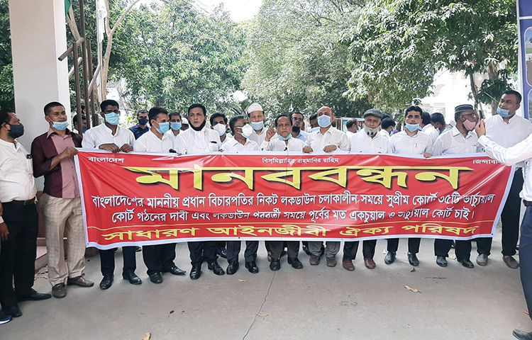 করোনা পরিস্থিতিতে সুপ্রিম কোর্টের হাইকোর্ট বিভাগে ভার্চুয়াল বেঞ্চের সংখ্যা বাড়ানো এবং অধস্তন আদালত খুলে জামিনসহ অন্যান্য গুরুত্বপূর্ণ বিষয়ে শুনানির অনুমতি দেয়ার দাবি জানিয়েছেন সুপ্রিম কোর্টের সাধারণ আইনজীবীরা। আজ সাধারণ আইনজীবী ঐক্য পরিষদের পক্ষ থেকে এ বিষয়ে ব্যবস্থা নিতে প্রধান বিচারপতি বরাবর চিঠি দেয়া হয়। ছবি: জাগো নিউজ