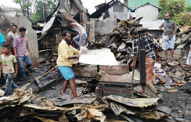 আজও মাহখালীর সাততলা বস্তিতে অগ্নিকাণ্ডের ধ্বংসস্তূপ পরিষ্কার করছেন বাসিন্দারা। ছবি: মাহবুব আলম
