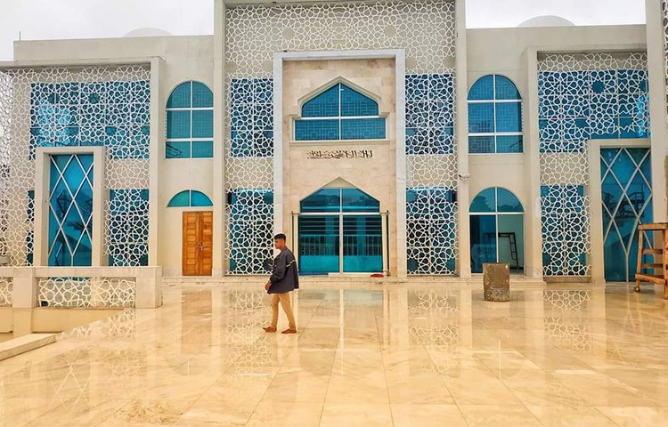 সম্পূর্ণ সরকারি অর্থায়নে আট হাজার ৭২২ কোটি টাকা ব্যয়ে ১৯ লাখ ৯০ হাজার ৩৬ বর্গমিটার আয়তনের এসব মসজিদ ও ইসলামিক সাংস্কৃতিক কেন্দ্রের প্রতিটির নির্মাণ ব্যয় কমপক্ষে ১২ থেকে সর্বোচ্চ ১৫ কোটি টাকা। ছবি: সংগৃহীত