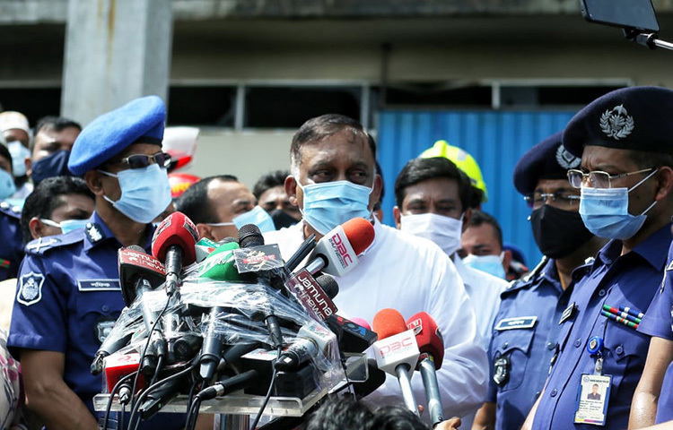 স্বরাষ্ট্রমন্ত্রী আসাদুজ্জামান খান কামাল আজ নারায়ণগঞ্জের রূপগঞ্জের হাসেম ফুডসের কারখানায় ভয়াবহ অগ্নিকাণ্ডের ঘটনাস্থল পরিদর্শন করেন। এ সময় তিনি অগ্নিকাণ্ডে ৫২ জন নিহতের ঘটনাকে ‘হত্যা’ বলেছেন। ছবি: জাগো নিউজ