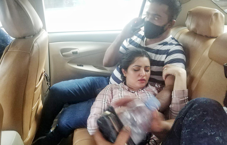 হাজিরা দিতে এসে আদালত প্রাঙ্গণে অসুস্থ হয়ে পড়েন ঢাকাই চলচ্চিত্রের আলোচিত নায়িকা পরীমনি। শুনানি শেষে তাকে অসুস্থ অবস্থায় তার ব্যবহৃত গাড়িতে নিয়ে যাওয়া হয়। এর আগে দুপুর ১টা ৪০ মিনিটে আদালতে আসেন পরীমনি। এ সময় ছয়তলা সিঁড়ি বেয়ে উঠতে গিয়ে হাঁপিয়ে ওঠেন তিনি। ছবি: মাহবুব আলম