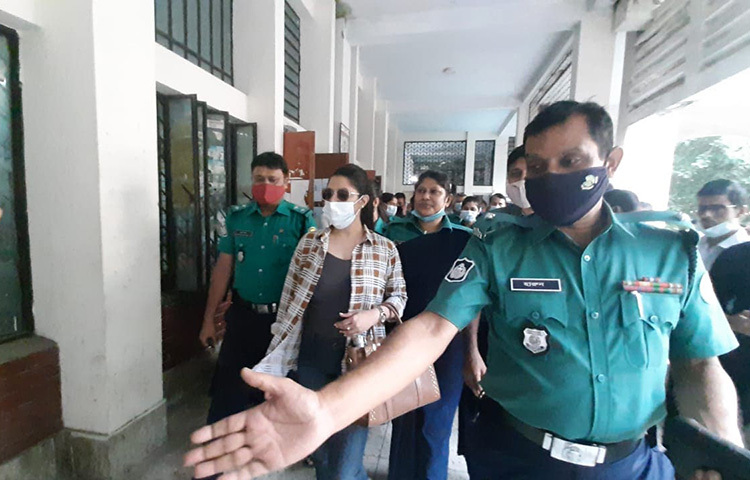 মাদকদ্রব্য নিয়ন্ত্রণ আইনের মামলায় ঢাকাই চলচ্চিত্রের আলোচিত নায়িকা পরীমনিসহ তিনজনের জামিন আবেদন মঞ্জুর করেছেন আদালত। আজ ঢাকা মহানগর দায়রা জজ আদালতের ভারপ্রাপ্ত বিচারক রবিউল আলম তাদের জামিন মঞ্জুর করেন। ছবি: বিপ্লব দিক্ষিৎ