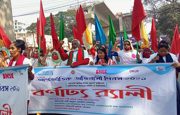 অগ্রাধিকার ভিত্তিতে অভিবাসী শ্রমিকদের মর্যাদা দেওয়াসহ অভিবাসন ব্যয় শূন্যে নামিয়ে আনার দাবি জানানো হয়েছে। আজ জাতীয় প্রেস ক্লাবের সামনে আন্তর্জাতিক অভিবাসী দিবস উপলক্ষে আয়োজিত এক র‌্যালিতে এ দাবি জানান বক্তারা। ছবি: মাহবুব আলম