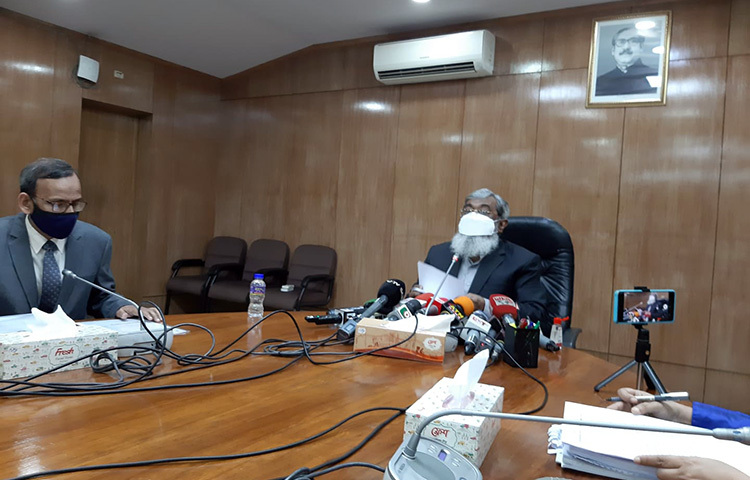 করোনাভাইরাসের টিকা নেওয়ার সনদ ছাড়া হোটেল-রেস্টুরেন্টের মতো শপিংমলে প্রবেশ করা যাবে না। একই সঙ্গে ট্রেন, প্লেন, লঞ্চেও চলাচল করা যাবে না। আজ সচিবালয়ে মন্ত্রিসভা বৈঠক নিয়ে ব্রিফিংয়ে মন্ত্রিপরিষদ সচিব খন্দকার আনোয়ারুল ইসলাম এ কথা জানান। ছবি: জাগো নিউজ