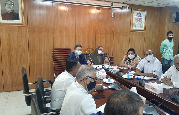 ঈদুল ফিতরের আগেই তৈরি পোশাকসহ প্রতিটি কারখানার শ্রমিকদের বোনাস দিতে হবে। একই সঙ্গে ঈদের ছুটির আগে এপ্রিল মাসের ১৫ দিনের বেতনসহ বকেয়া পরিশোধ করতে হবে। আজ শ্রম ও কর্মসংস্থান প্রতিমন্ত্রী বেগম মন্নুজান সুফিয়ান এ সংক্রান্ত এক সভায় এসব নির্দেশনা দেন। ছবি: বিপ্লব দিক্ষিৎ