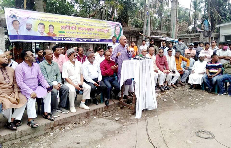 পার্লামেন্টকে অকার্যকর করা হয়েছে দাবি করে তিনি বিএনপির সিনিয়র যুগ্ম মহাসচিব রুহুল কবির রিজভী বলেছেন, পার্লামেন্টে কথা বলার মতো এখন তো আর কেউ নেই। আজ বেলা সাড়ে ১১টায় জাতীয় প্রেসক্লাবের সামনে খালেদা জিয়াসহ দলীয় নেতাকর্মীদের মুক্তির দাবিতে গণতন্ত্র ফোরাম আয়োজিত এক প্রতীকী অবস্থান কর্মসূচিতে তিনি এসব কথা বলেন। ছবি: বিপ্লব দিক্ষিৎ