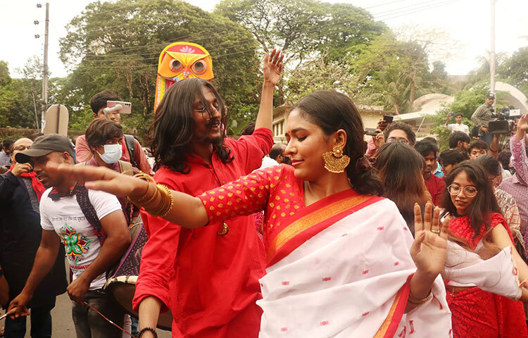 বাংলা বর্ষবরণে হাজারো মানুষের মিলনমেলায় পরিণত হয়েছে আজকের মঙ্গল শোভাযাত্রা। ছবি: মাহবুব আলম