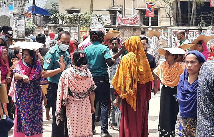 পোশাকশ্রমিকদের অবরোধের কারণে আশপাশের সড়কে তৈরি হয়েছে যানজট। তবে পরিস্থিতি স্বাভাবিক করতে চেষ্টা চালিয়ে যাচ্ছে পুলিশ। ছবি: বিপ্লব দিক্ষিৎ