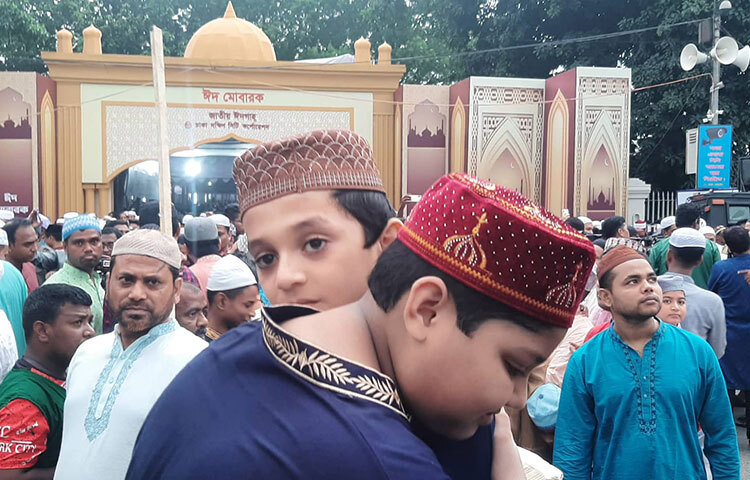 জাতীয় ঈদগাহে নামাজ শেষে শিশুদেরকে কোলাকুলি করতে দেখা যায়। ছবি: বিপ্লব দিক্ষিৎ