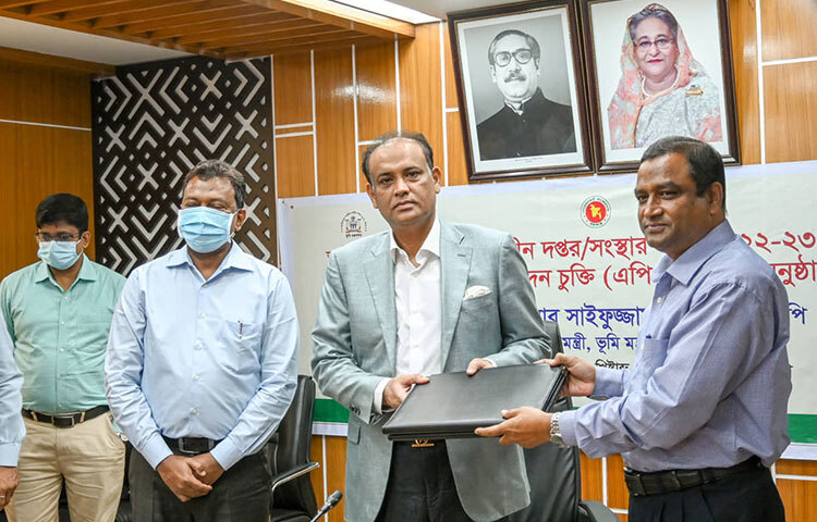 দেশে সহজে ব্যবসার সুযোগ (ইজ অব ডুইং বিজনেস) বাড়াতে ভূমিসেবা কার্যক্রম আরও সহজ ও বিনিয়োগবান্ধব করা হচ্ছে বলে জানিয়েছেন ভূমিমন্ত্রী সাইফুজ্জামান চৌধুরী। আজ সচিবালয়ে ভূমি মন্ত্রণালয়ের সঙ্গে এর আওতাভুক্ত দপ্তর ও সংস্থার ২০২২-২০২৩ অর্থবছরের বার্ষিক কর্মসম্পাদন চুক্তি (এপিএ) সই অনুষ্ঠানে এ কথা বলেন ভূমিমন্ত্রী। ছবি: জাগো নিউজ