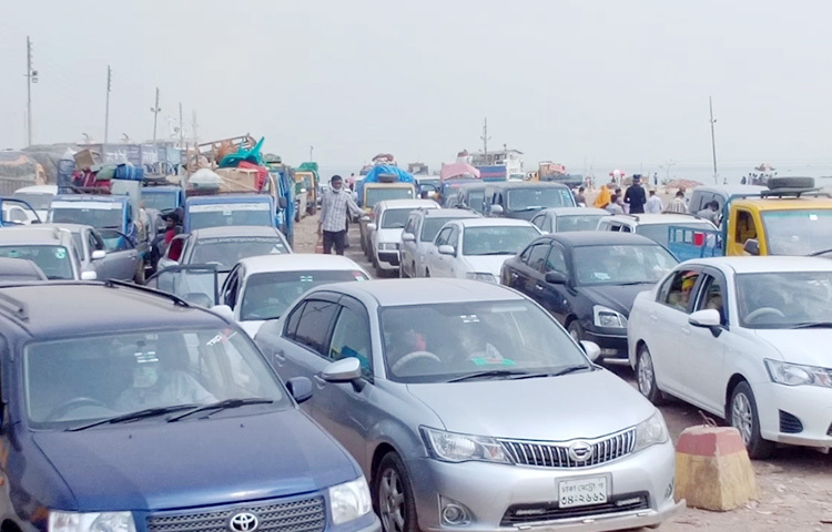 মুন্সিগঞ্জের শিমুলিয়াঘাটে ঘরমুখী মানুষের চাপ বেড়েছে। আজ সকাল থেকে ঢাকামুখী যাত্রীদের উপস্থিতি বেশি থাকলেও দুপুর থেকে ঘাটে দক্ষিণবঙ্গগামী মানুষের চাপ বাড়তে থাকে। ছবি: জাগো নিউজ