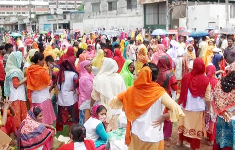 বকেয়া বেতনের দাবিতে গাজীপুর মহানগরের লক্ষীপুরা এলাকায় সড়ক অবরোধ করে একটি পোশাক কারখানার শ্রমিকরা। এতে সড়কে দীর্ঘ যানজটের সৃষ্টি হয়। আজ স্টাইল ক্রাফট লিমিটেড নামের কারখানার শ্রমিকরা বিক্ষোভ ও সড়ক অবরোধ করে রাখেন। ছবি: আমিনুল ইসলাম