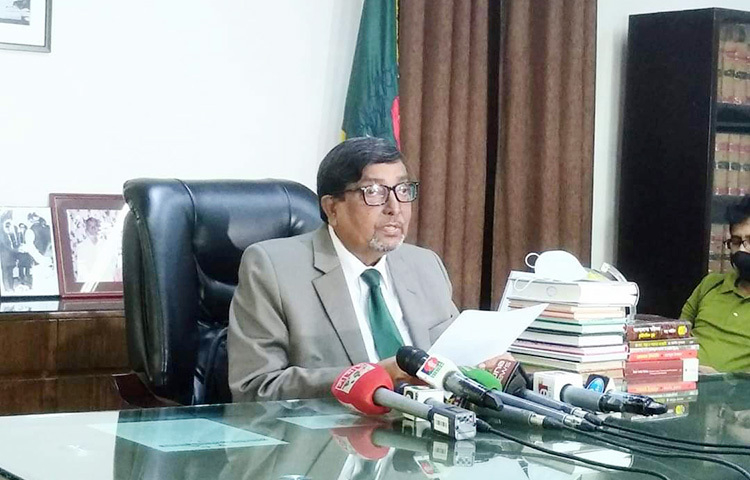 নির্বাচন কমিশনার মাহবুব তালুকদার বলেছেন, নির্বাচন এখন কতিপয় জটিল অসুখে আক্রান্ত। এর পার্শ্বপ্রতিক্রিয়ায় গণতন্ত্রের অবস্থা সংকটাপন্ন। একক ডাক্তারের পক্ষে তাকে বাঁচিয়ে তোলা সম্ভব নয়। এক্ষেত্রে মেডিকেল বোর্ড গঠনের কোনো বিকল্প নেই। মৃত্যুপথযাত্রী গণতন্ত্রকে স্বাভাবিক জীবনে ফেরানো একান্ত অপরিহার্য। আজ নির্বাচন কমিশনের নিজ কার্যালয়ে লিখিত বক্তব্যে তিনি এসব কথা বলেন। ছবি: জাগো নিউজ