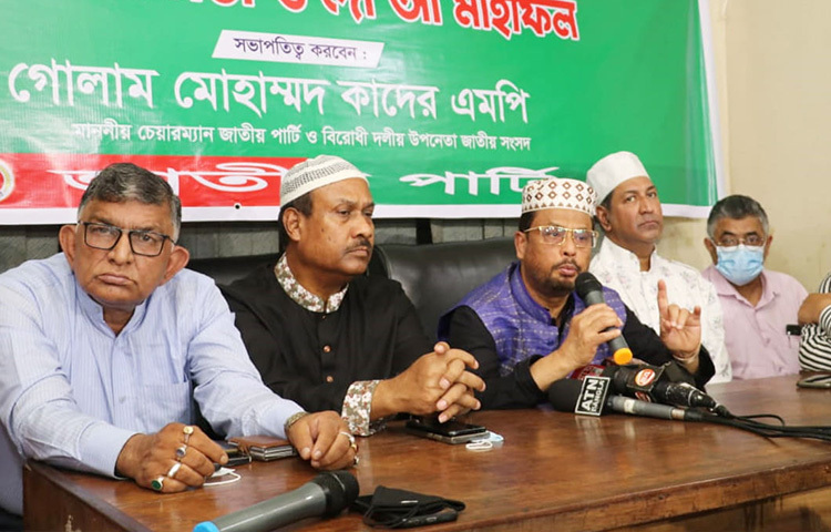 আজ বিকেলে জাতীয় পার্টি কেন্দ্রীয় কার্যালয় কাকরাইল মিলনায়তনে ঈদে মিলাদুন্নবী (স.) উপলক্ষে আয়োজিত আলোচনা সভায় জাতীয় পার্টি চেয়ারম্যান ও সংসদে বিরোধীদলীয় উপনেতা গোলাম মোহাম্মদ (জিএম) কাদের বক্তব্য রাখেন। ছবি: বিপ্লব দিক্ষিৎ