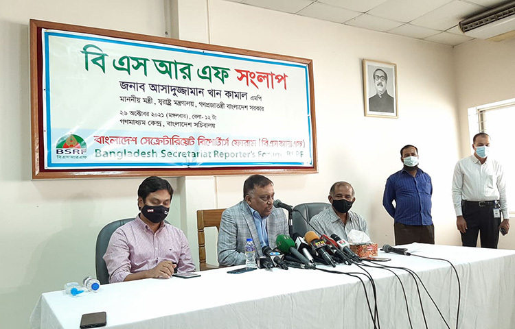 আজ সচিবালয়ে বাংলাদেশ সেক্রেটারিয়েট রিপোর্টার্স ফোরাম (বিএসআরএফ) আয়োজিত বিএসআরএফ সংলাপে বক্তৃতা করেনস্বরাষ্ট্রমন্ত্রী আসাদুজ্জামান খান কামাল। ছবি: জাগো নিউজ