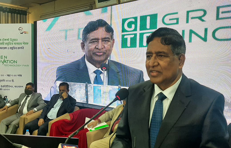 কৃষিমন্ত্রী ড. মো. আব্দুর রাজ্জাক বলেছেন, দেশে এখন প্রচুর আধুনিক কৃষি প্রযুক্তি আসছে। আজ রাজধানীর রমনার ইঞ্জিনিয়ার্স ইনস্টিটিউশনের সেমিনার হলে এক আন্তর্জাতিক কনফারেন্সের উদ্বোধনী অনুষ্ঠানে প্রধান আতিথির বক্তব্যে তিনি এসব কথা বলেন। ছবি: বিপ্লব দিক্ষিৎ