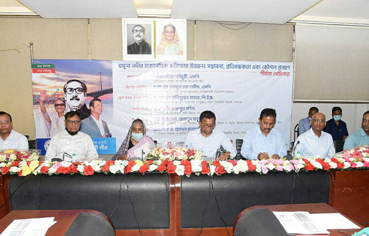 যমুনা নদীর উন্নয়ন করিডোর বাস্তবায়ন করতে প্রকৌশলীদের সহযোগিতা ও রাজনৈতিক সিদ্ধান্ত লাগবে বলে মনে করেন আওয়ামী লীগের প্রেসিডিয়াম সদস্য ও সাবেক কৃষিমন্ত্রী মতিয়া চৌধুরী। আজ রাজধানীর ইঞ্জিনিয়ার্স ইনস্টিটিউশন বাংলাদেশে (আইইবি) ‘যমুনা নদীর ইকোনমিক করিডোর উন্নয়ন: সম্ভাবনা, প্রতিবন্ধকতা এবং কৌশল প্রনয়ণ’ শীর্ষক সেমিনারে তিনি এ কথা বলেন। আওয়ামী লীগের বিজ্ঞান ও প্রযুক্তিবিষয়ক উপ-কমিটি এ সেমিনারের আয়োজন করে। ছবি: মাহবুব আলম