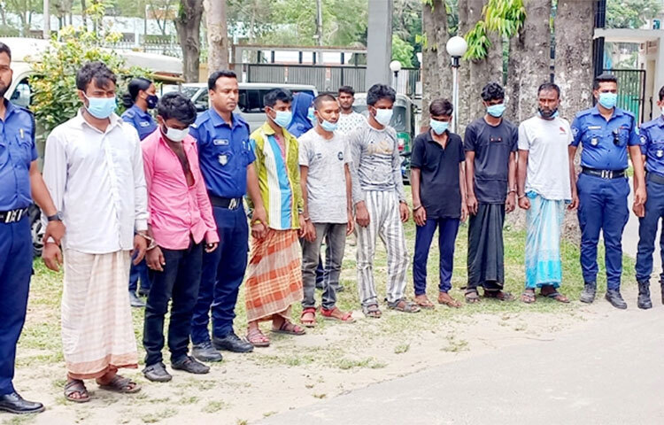 মানিকগঞ্জে সিসিটিভির ফুটেজ দেখে গরু ডাকাতি সঙ্গে জড়িত আটজনকে গ্রেফতার করেছে পুলিশ। আজ দুপুরে পুলিশ সুপার কার্যালয়ে সংবাদ সম্মেলনে বিষয়টি নিশ্চিত করেছেন পুলিশ সুপার মোহাম্মদ গোলাম আজাদ খান। ছবি: বি.এম খোরশেদ