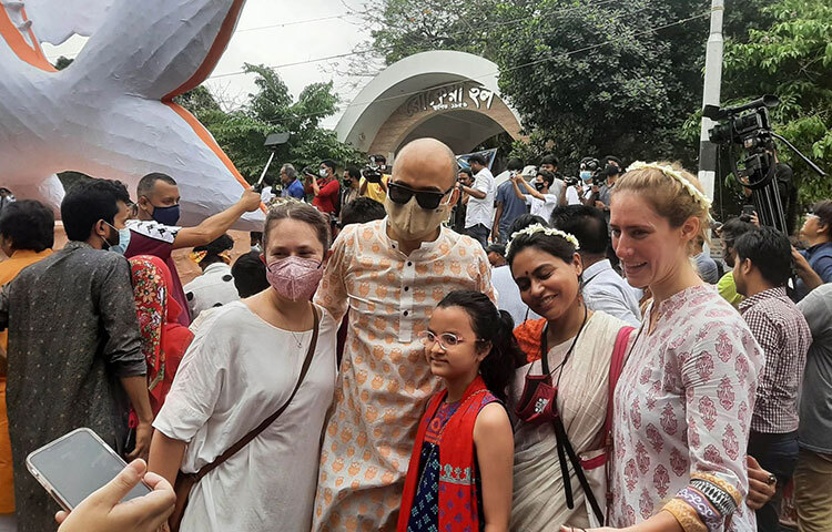 মঙ্গল শোভাযাত্রায় অংশ নিয়েছেন বাংলাদেশে অবস্থানরত অনেক বিদেশিরাও। ছবি: মাহবুব আলম