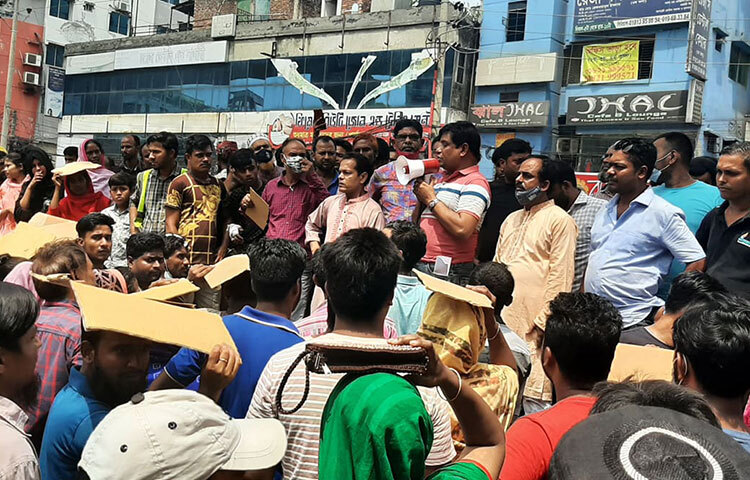 বকেয়া বেতন ও ঈদ বোনাসের জন্য সড়ক অবরোধ করেছেন রাজধানীর মিরপুরে পোশাকশ্রমিকরা।