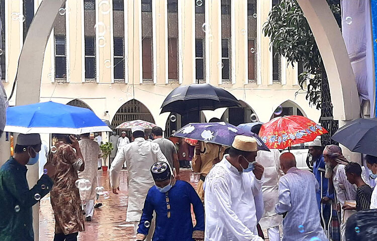 ঈদের নামাজের পর রাজধানীতে ব্যাপক বৃষ্টিপাত হয়েছে। ফলে নামাজ শেষে মুসল্লিদের বৃষ্টিতে ভিজে গন্তব্যে ফিরতে হয়েছে। ছবি: বিপ্লব দিক্ষিৎ
