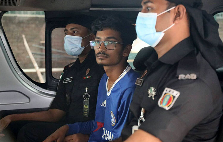 সাভারের আশুলিয়ার হাজী ইউনুছ আলী স্কুল অ্যান্ড কলেজে শিক্ষক উৎপল কুমার হত্যার আসামী স্কুলছাত্র আশরাফুল আহসান জিতুকে গ্রেফতার করেছে র‌্যাব। ছবি: জাগো নিউজ