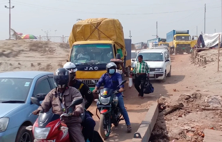 শিমুলিয়াঘাট সূত্র জানায়, ঘাট এলাকায় তিন শতাধিক ব্যক্তিগত ও শতাধিক পণ্যবাহী যানবাহন অবস্থান করছে। ছবি: জাগো নিউজ
